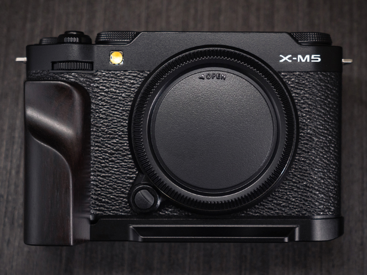「X-T50」「X-M5」に対応したウッドグリップ一体型ベースプレート　滑り止め付きのサムレストも
