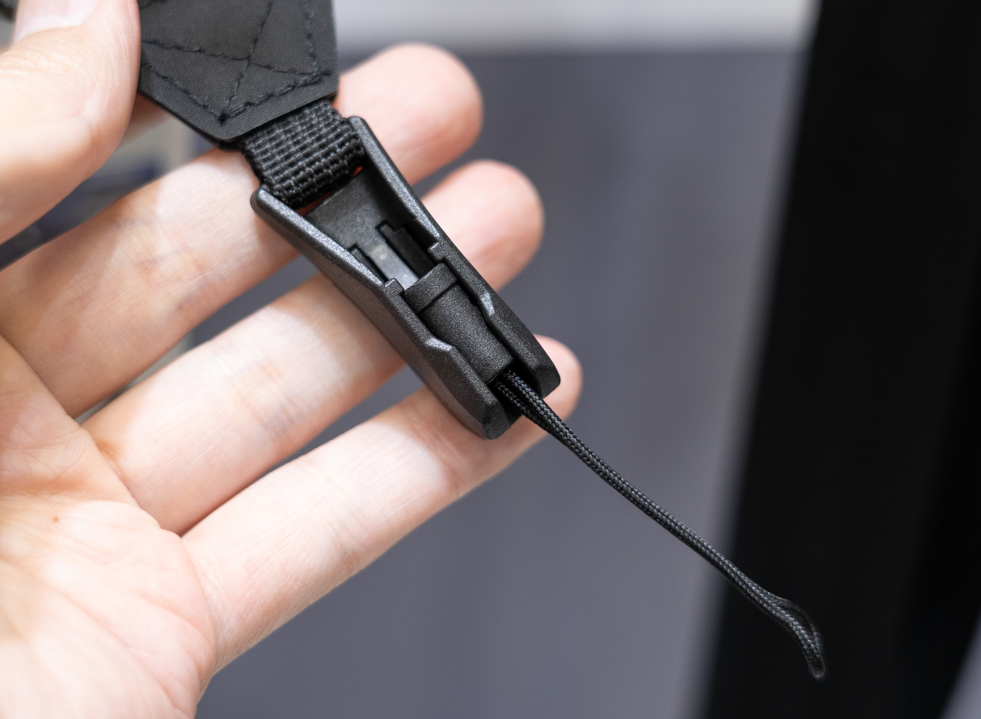 【CP+2026】ハクバからクイックリリース式のカメラストラップが発売　ストラップの「ねじれ」防止も実現