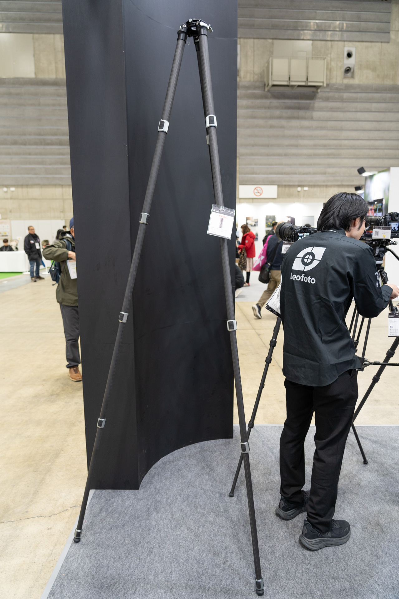 【CP+2026】高さ3mの超ロング三脚など、Leofotoブースの参考出品　カメラバッグ市場も視野に