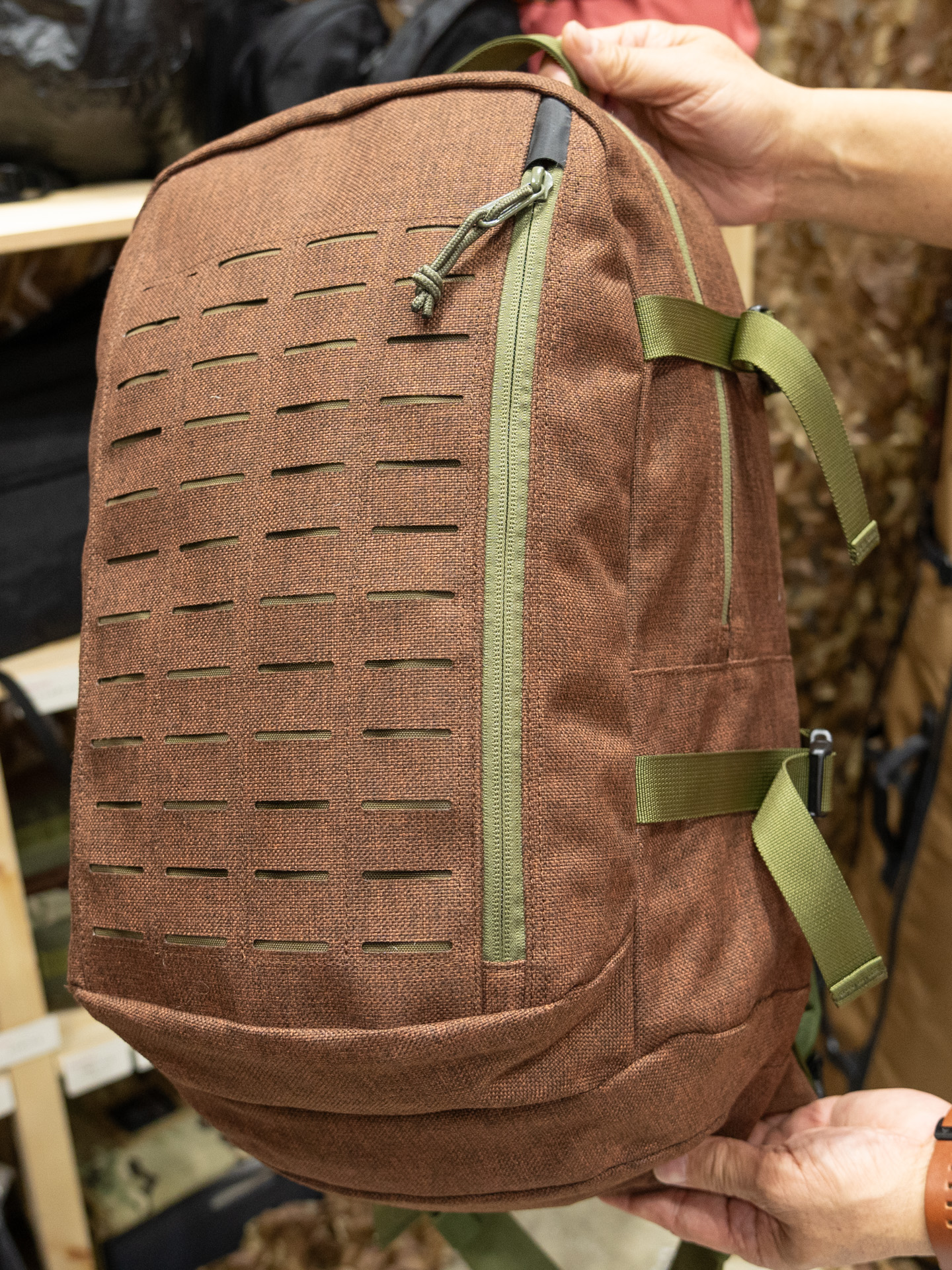 【CP+2026】独自のカメラバッグを展開するinuksuk（イヌクシュク）ブース　「うまい棒」を折らずに持ち運べるケースも