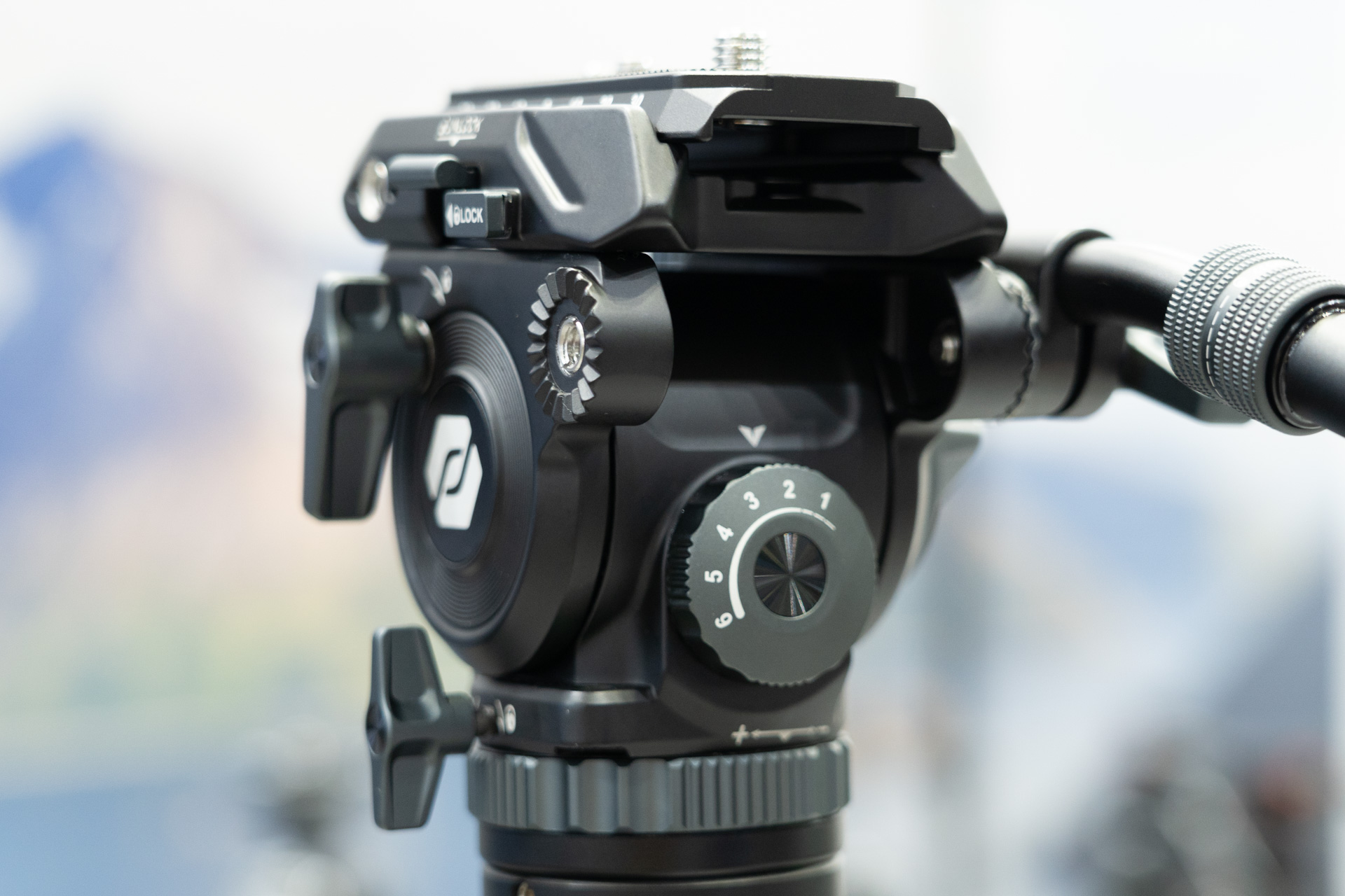 【CP+2026】ダイヤル式カウンターバランス雲台を採用する5段三脚　6段階に調整可能　フリクションコントロールも