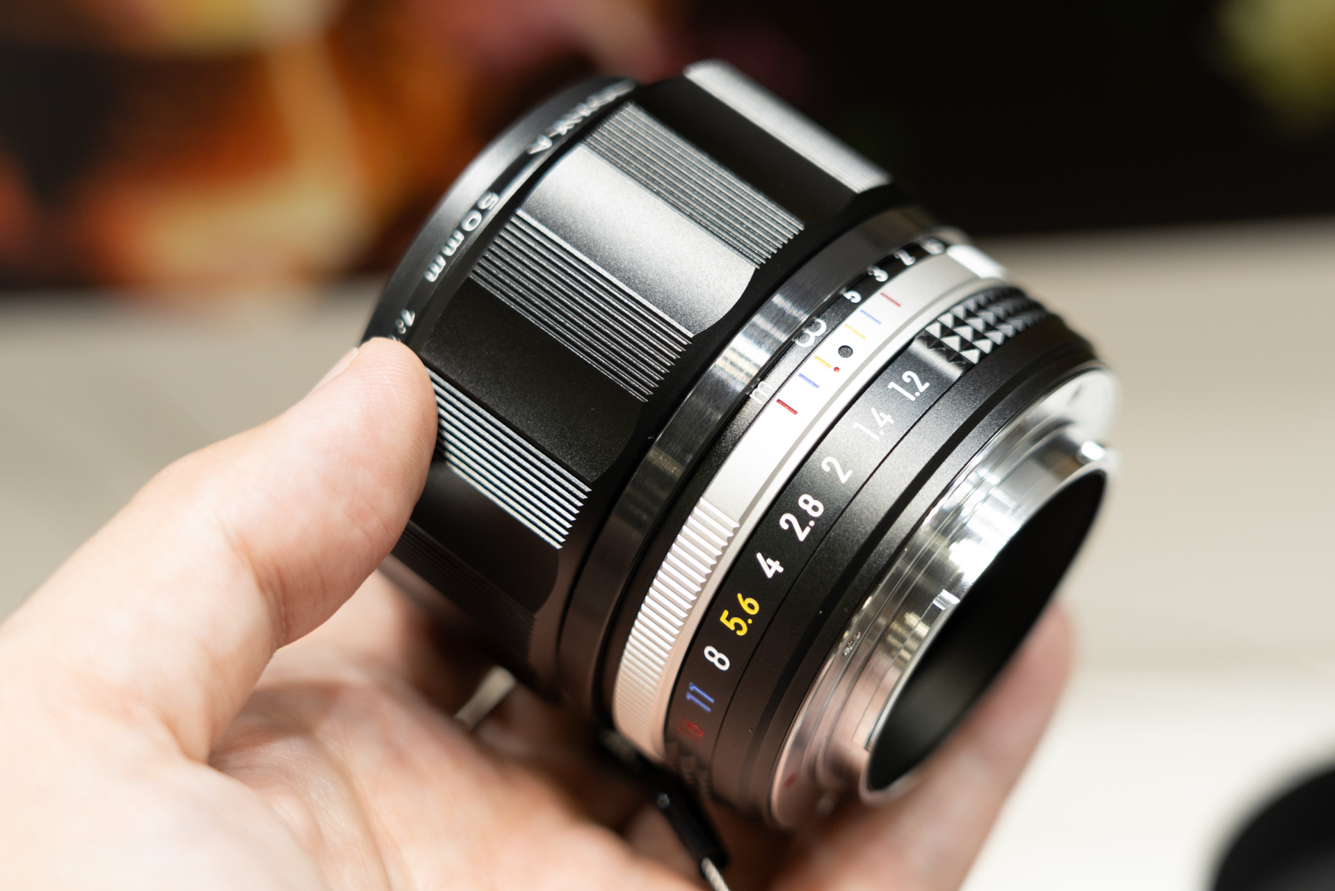 【CP+2026】クラシカルな見た目のミラーレス用レンズ「ARTRA」が上陸　SAEDAが国内取り扱いを開始