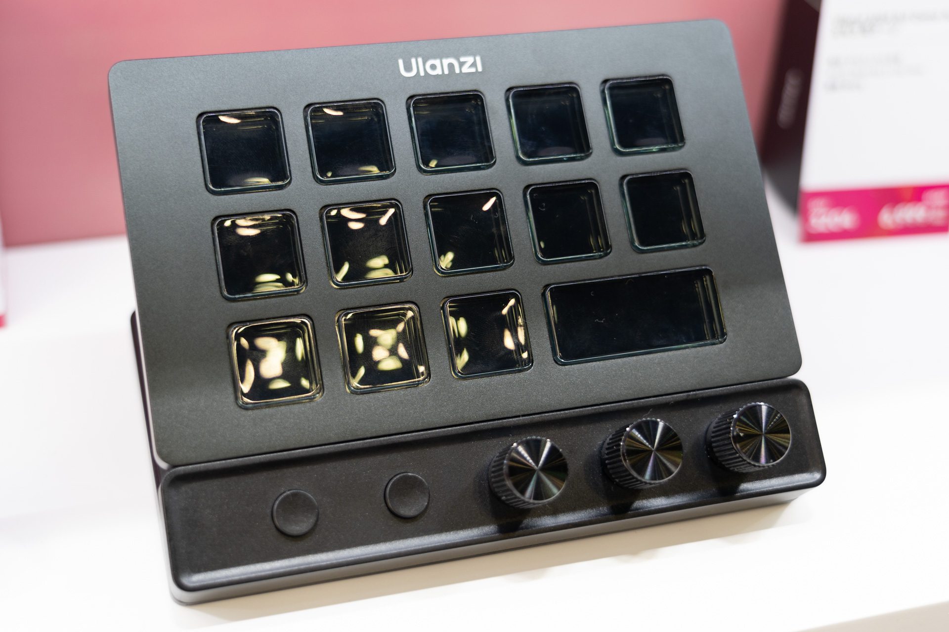 【CP+2026】左手デバイス新製品を展示したUlanzi　HDMI端子やメモリーカードスロットも搭載　ブースはJOBY、FALCAMと3社の共同展示