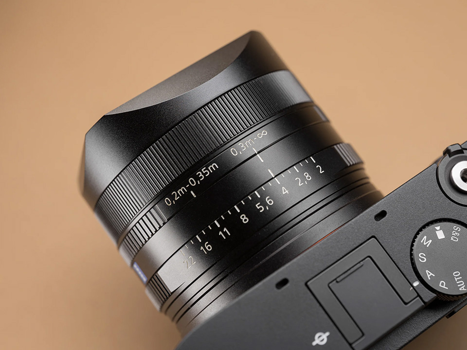 ソニー「RX1R III」専用のアルミ製フード　角型キャップ付き　SQUAREHOODブランドから