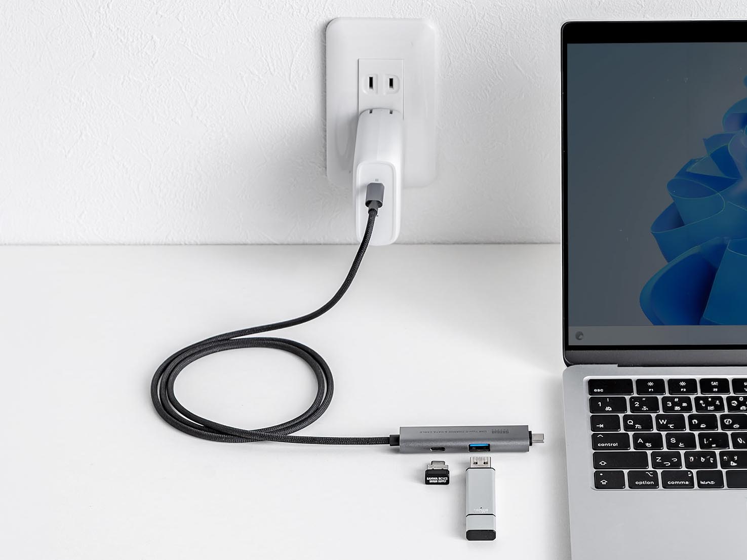 1mの充電ケーブルにUSBハブ機能を一体化　充電しながらUSB Type-C/Aポートを増設