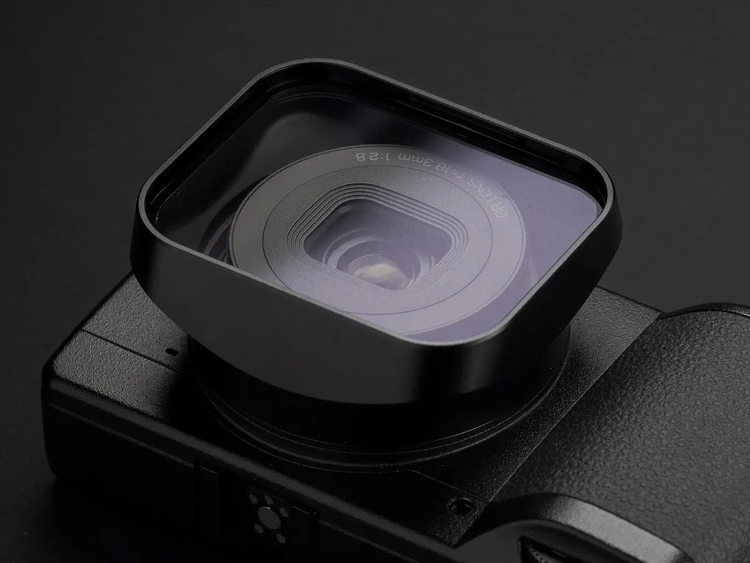 「GR IV」に角型フードとサムレストを　フードには拡散フィルターなど装着済み　SQUAREHOODブランドから