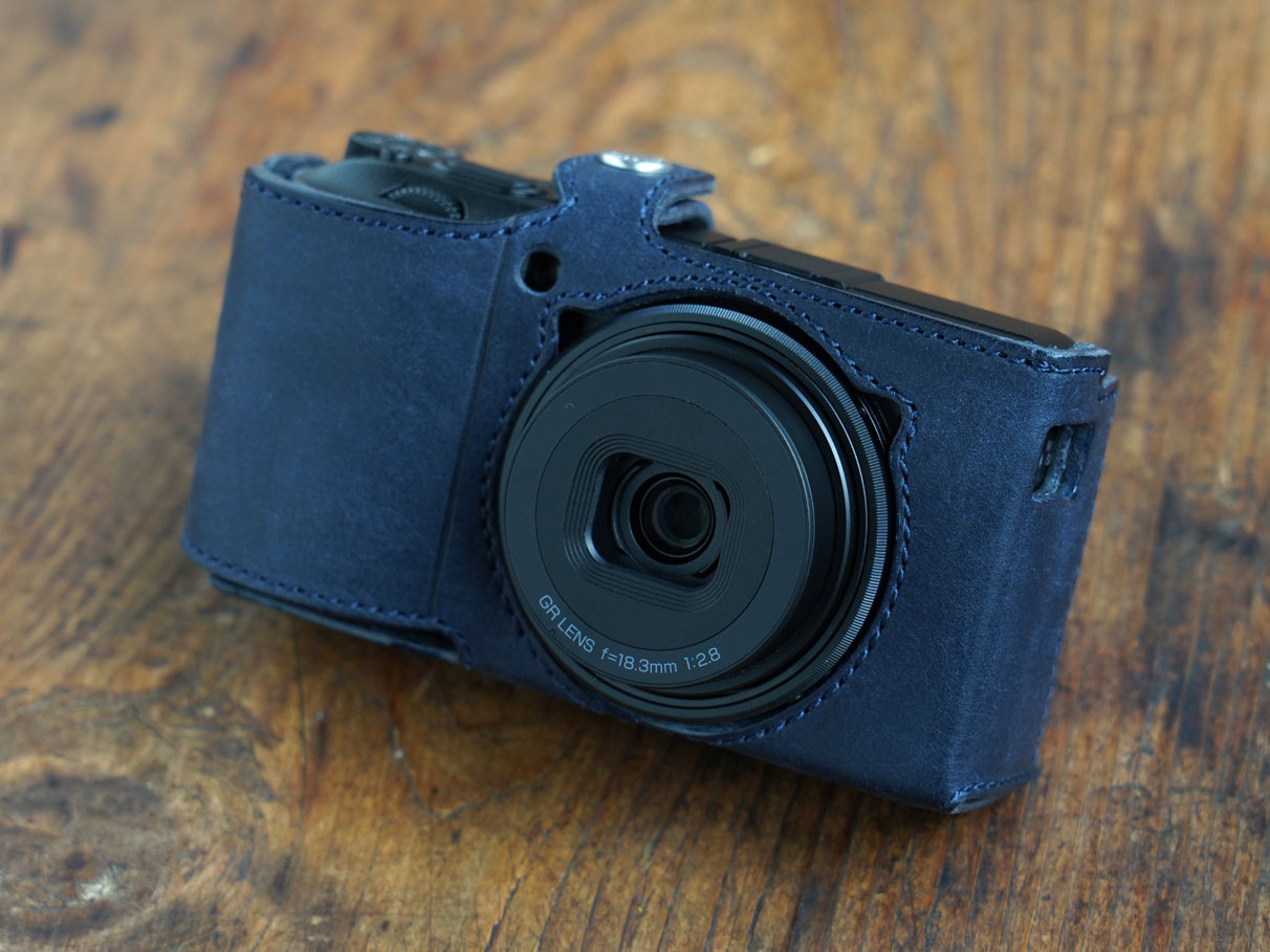 ULYSSES、“1枚革”で仕上げた「RICOH GR IV」専用ボディスーツ　