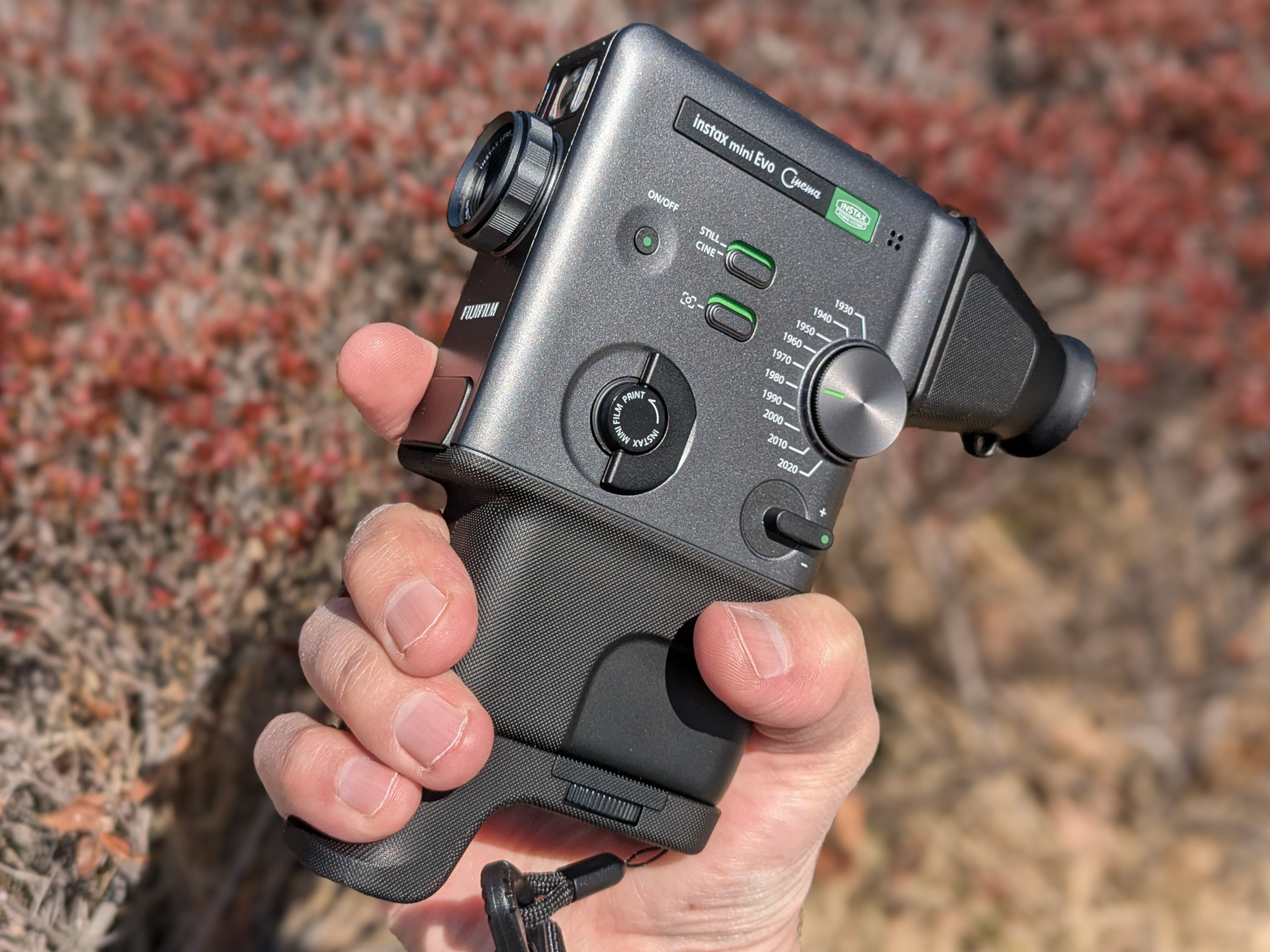 新製品レビュー：instax mini Evo Cinema　レトロ風の「ジダイヤル」エフェクトが肝　フォト/ムービー両対応の縦撮り“チェキ”