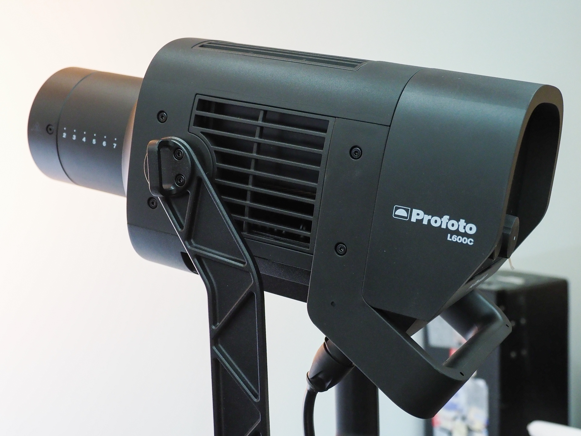 静止画/動画のハイブリッドLEDライト――Profoto「L600」シリーズとは？　