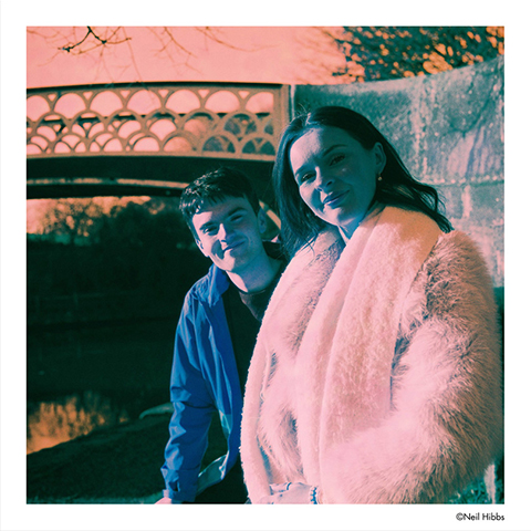 世界を非現実な色にする「HARMAN Switch Azure」カラーネガフィルム　