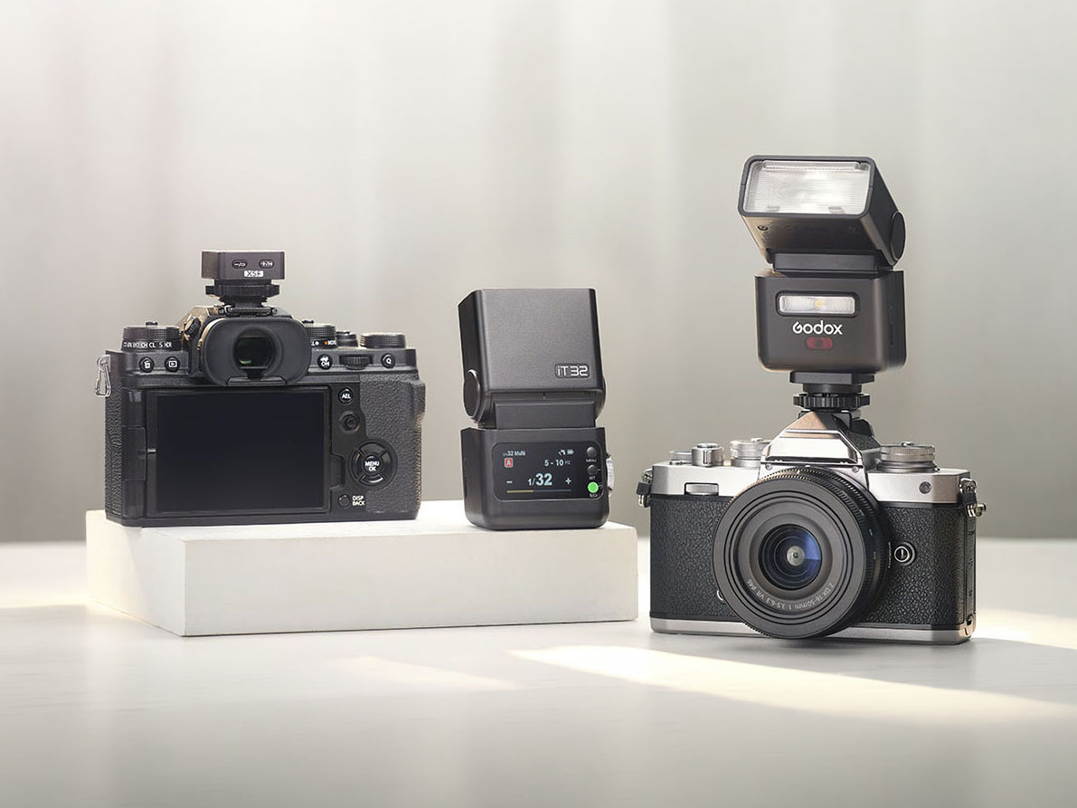 カメラに合わせて使い回せるクリップオンストロボ　磁力固定のワイヤレストリガー　外せば即オフカメラに