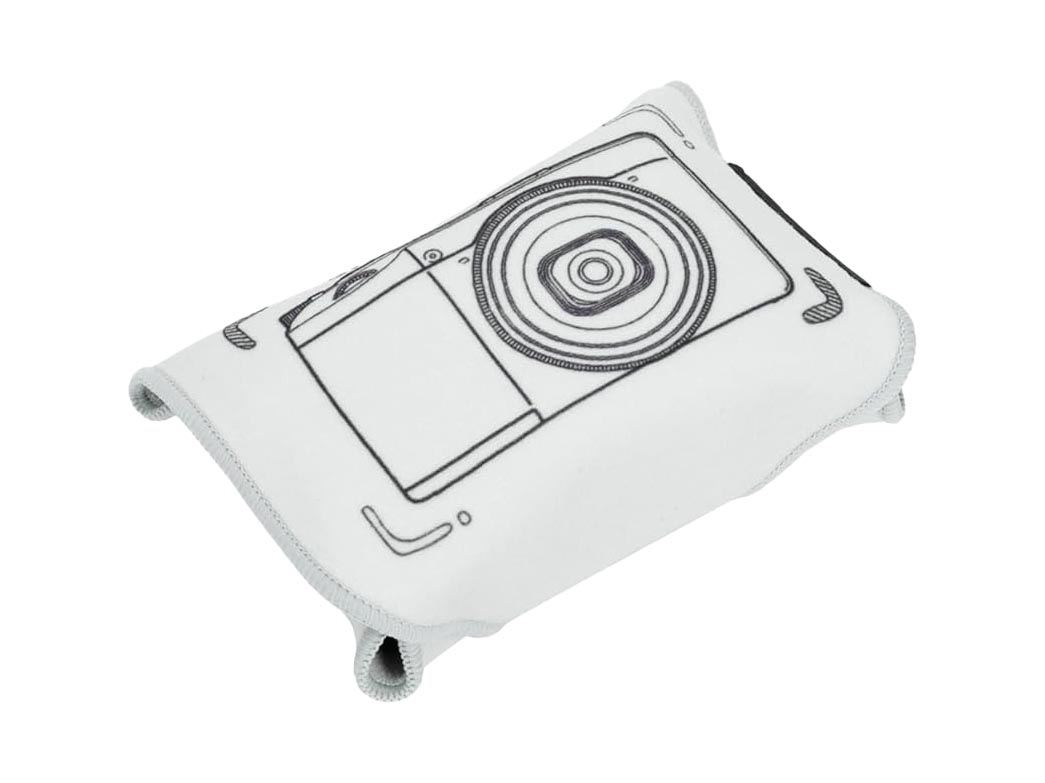 岡嶋和幸の「あとで買う」 1,783点目：カメラにジャストフィットのラッピングクロス - デジカメ Watch