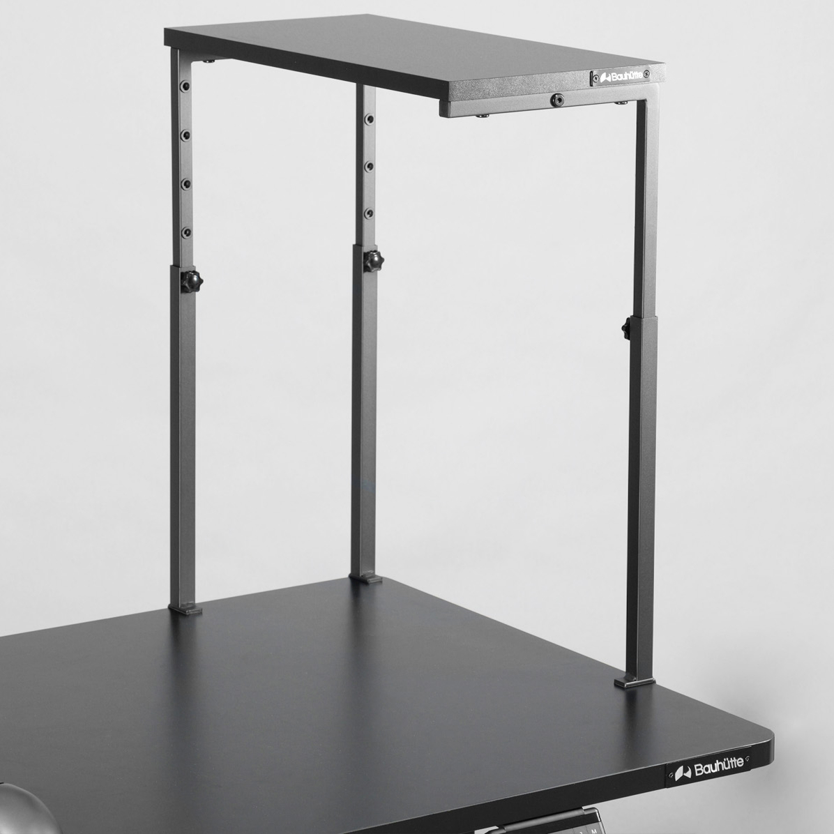 タワー型PCケースの上方に機材置き場を増設　3本脚で耐荷重15kgの「PC上ラック」