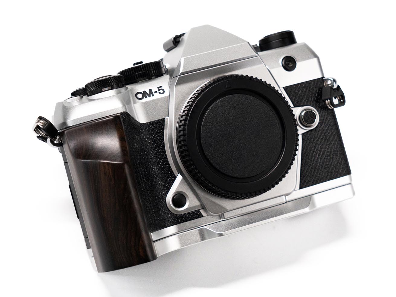 グリップ一体型「OM-5 Mark II」「OM-3」用ベースプレート　天然木×専用設計で操作性・質感を向上