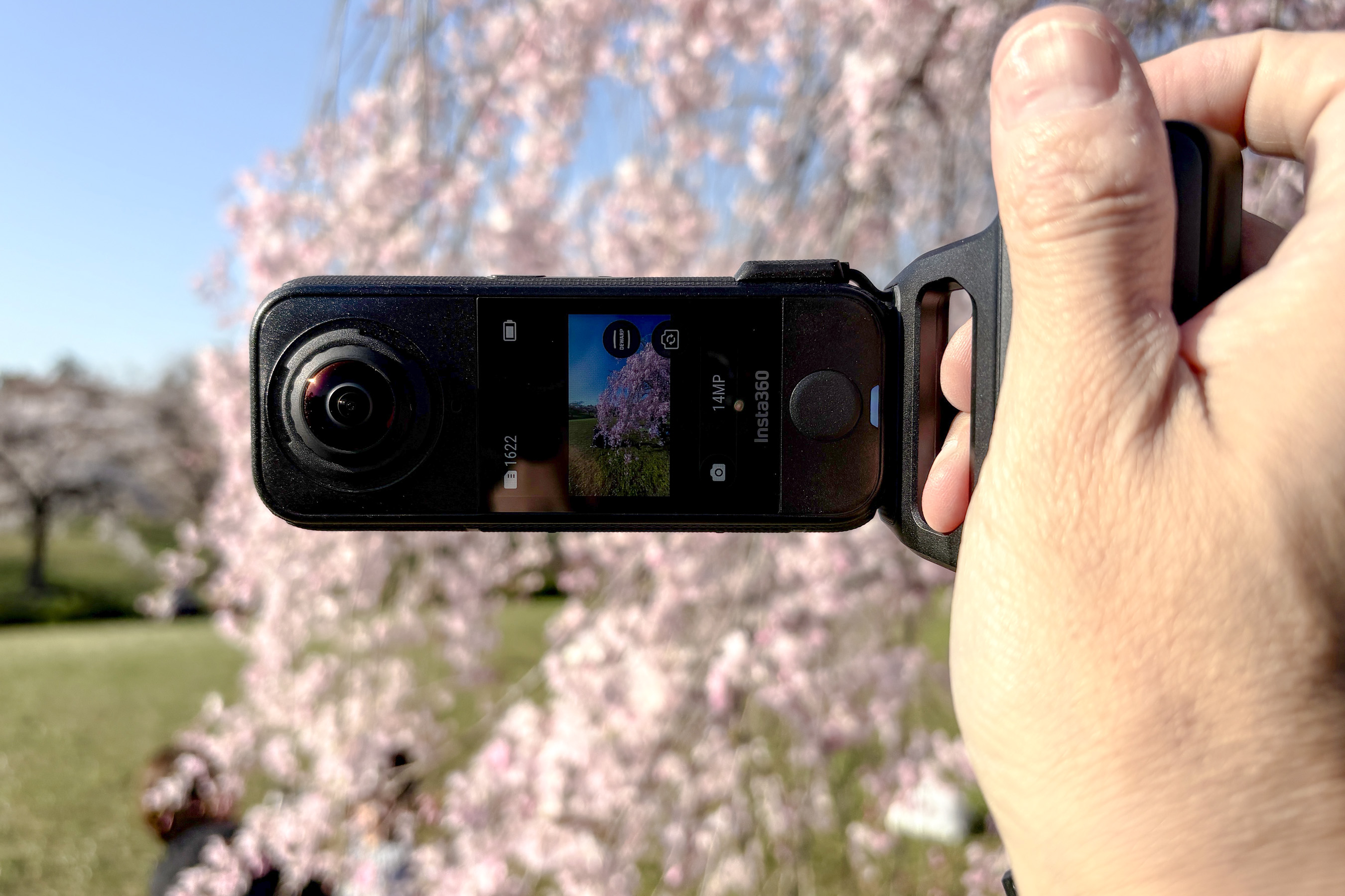 デジカメアイテム丼：360°カメラを「コンパクトデジカメのように」使うには？　ありそうでなかったInsta360の「X5 撮影グリップ」