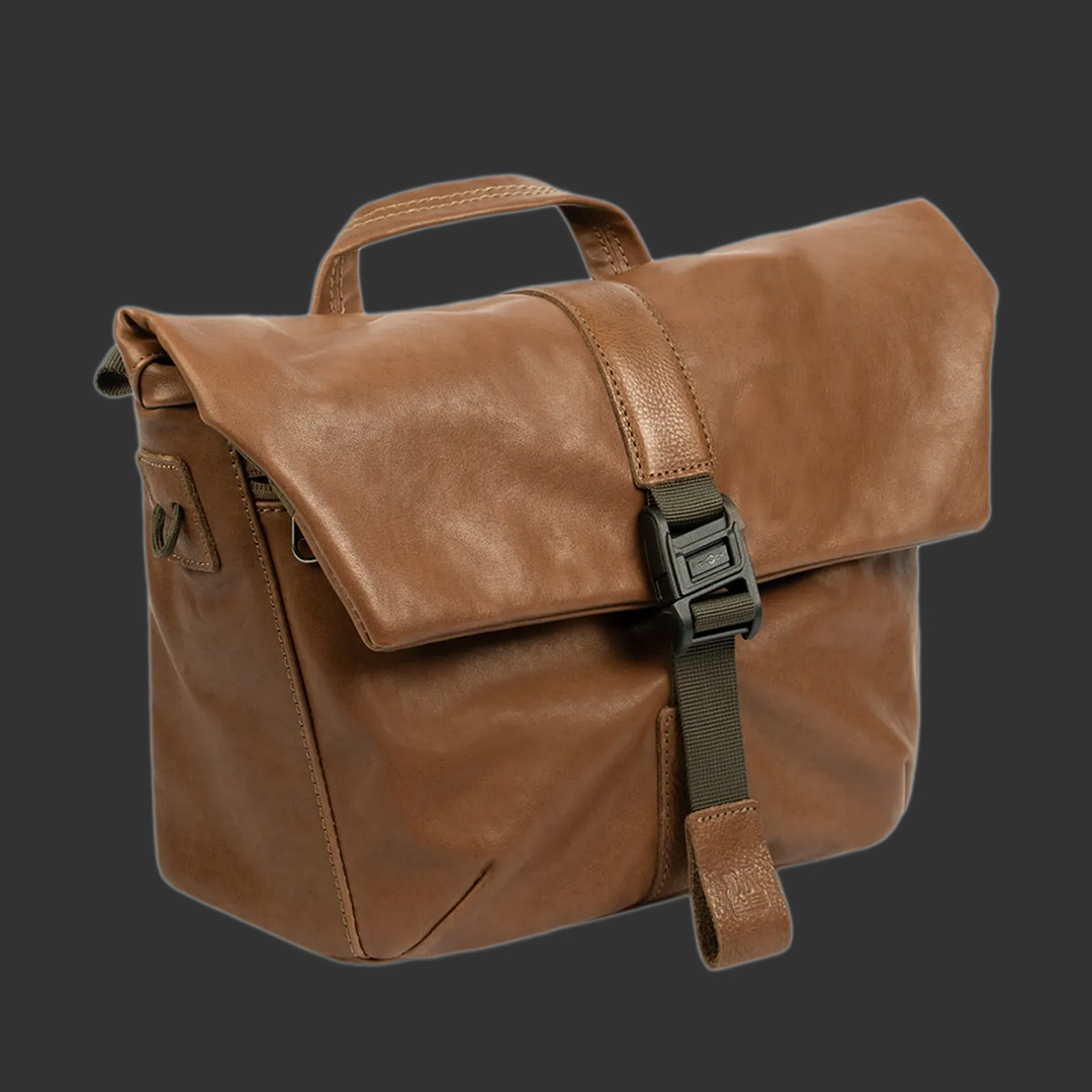 レザー製「WOTANCRAFT」ショルダーバッグにブラウンカラー　