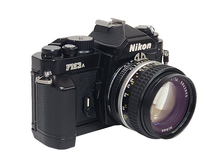 MFフィルム一眼レフ「ニコンFM」に新製品の後付けグリップ　ボディとの一体感を追求　巻き戻しボタンも利用可能