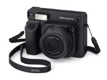 “チェキ” WIDEフィルム対応カメラに新色「JET BLACK」が追加　マットな質感のブラックカラー　同色の専用ケースも