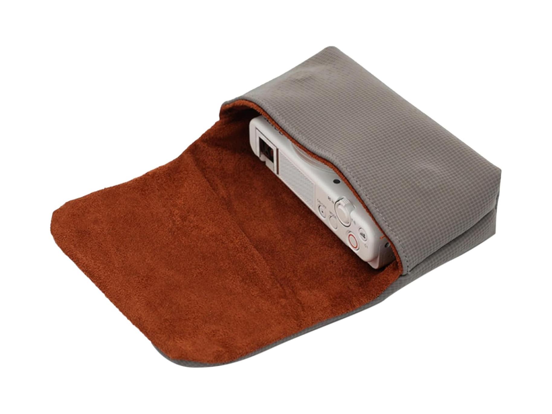 岡嶋和幸の「あとで買う」 1,797点目：シンプルでスタイリッシュなカメラ収納ケース - デジカメ Watch