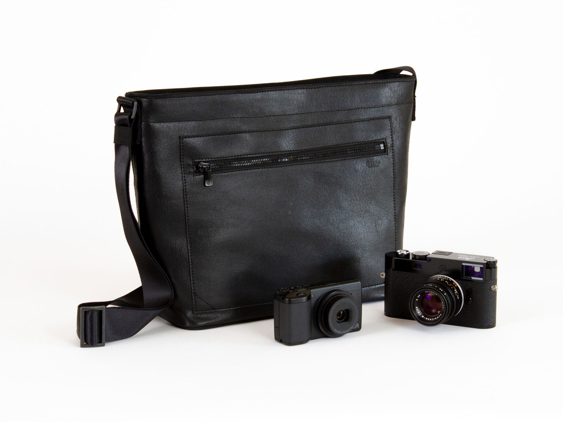 「蔵CURA」ブランドから初のカメラバッグ　リバーシブル仕様のトートバッグスタイル