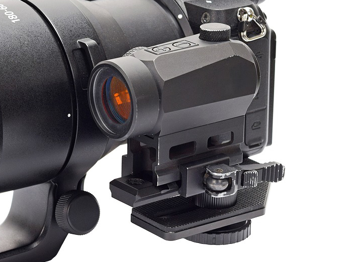 ミリタリー用照準器をカメラに装着できる「ドットサイトプレート」　