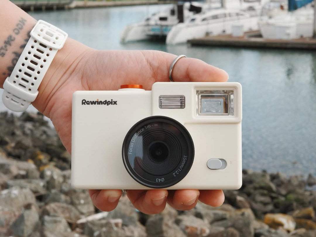 モニターレスの“レンズ付きフィルム風”デジタルカメラ「RewindPix」　