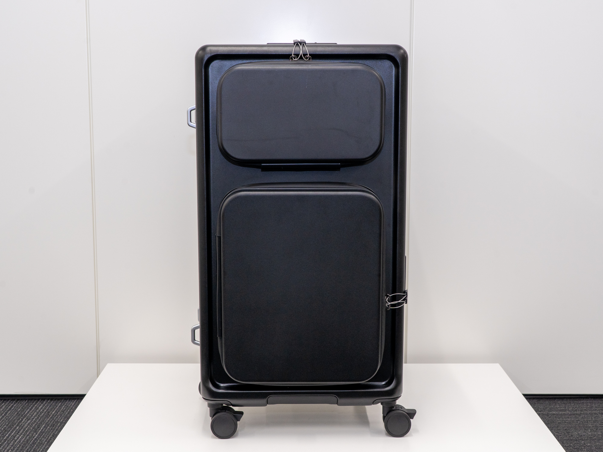 カメラマンのためのスーツケース「FRAME-ONE」が発売予定　三脚・スタンドなど長尺物を収納可能　簡易ドリー撮影も