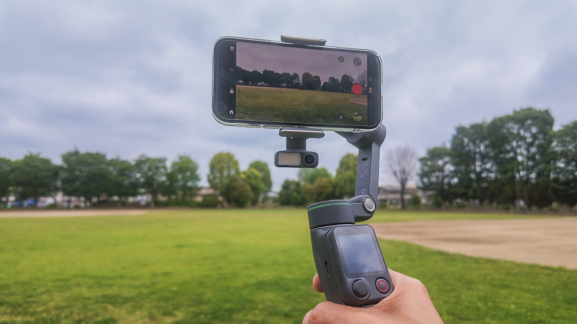 デジカメ動画Watch：DJI Osmo Mobile 8P リモコン採用で本領発揮　基本機能も優秀なスマホ用ジンバル