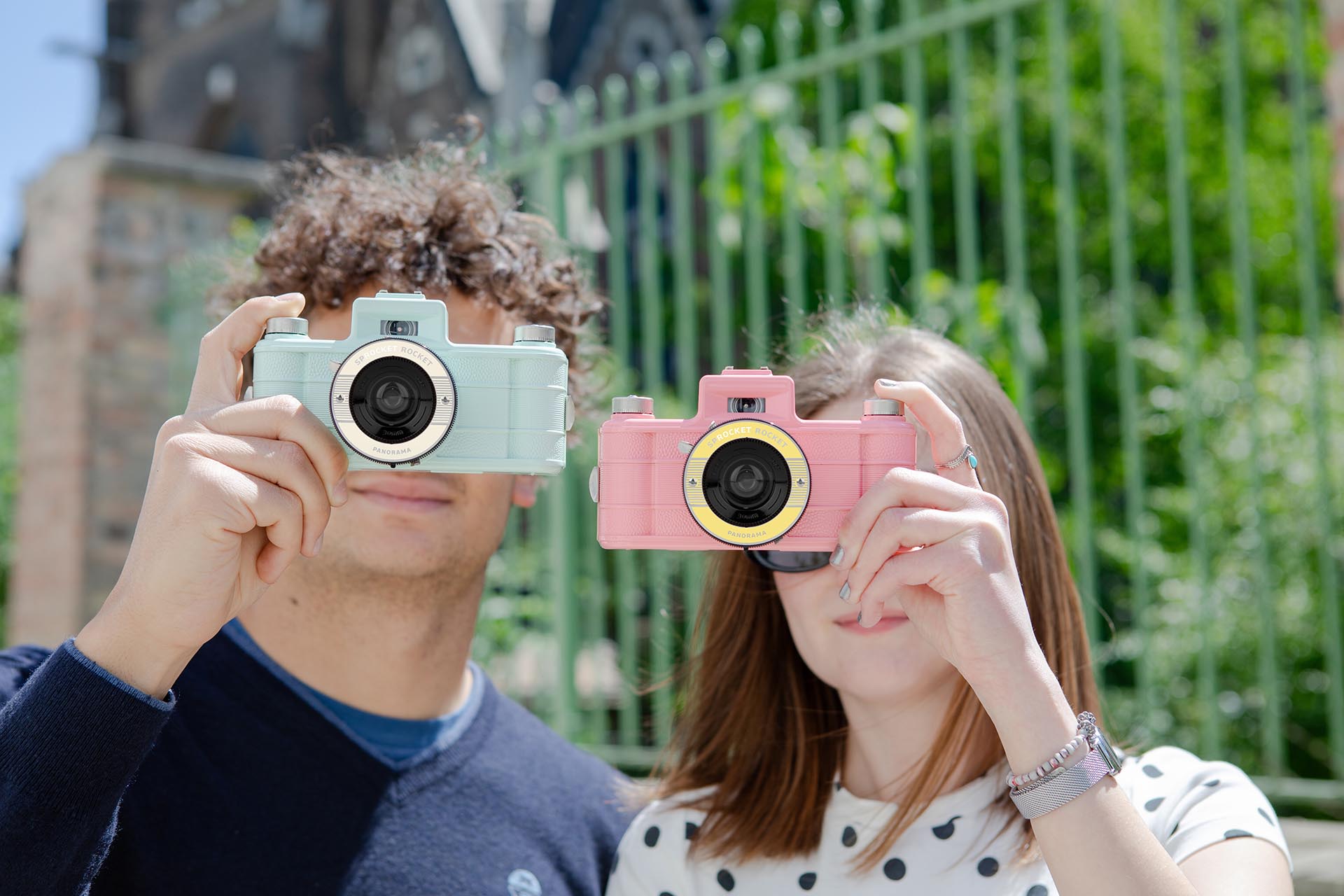 フィルムの上下いっぱいまで写せる35mmパノラマカメラにポップな新