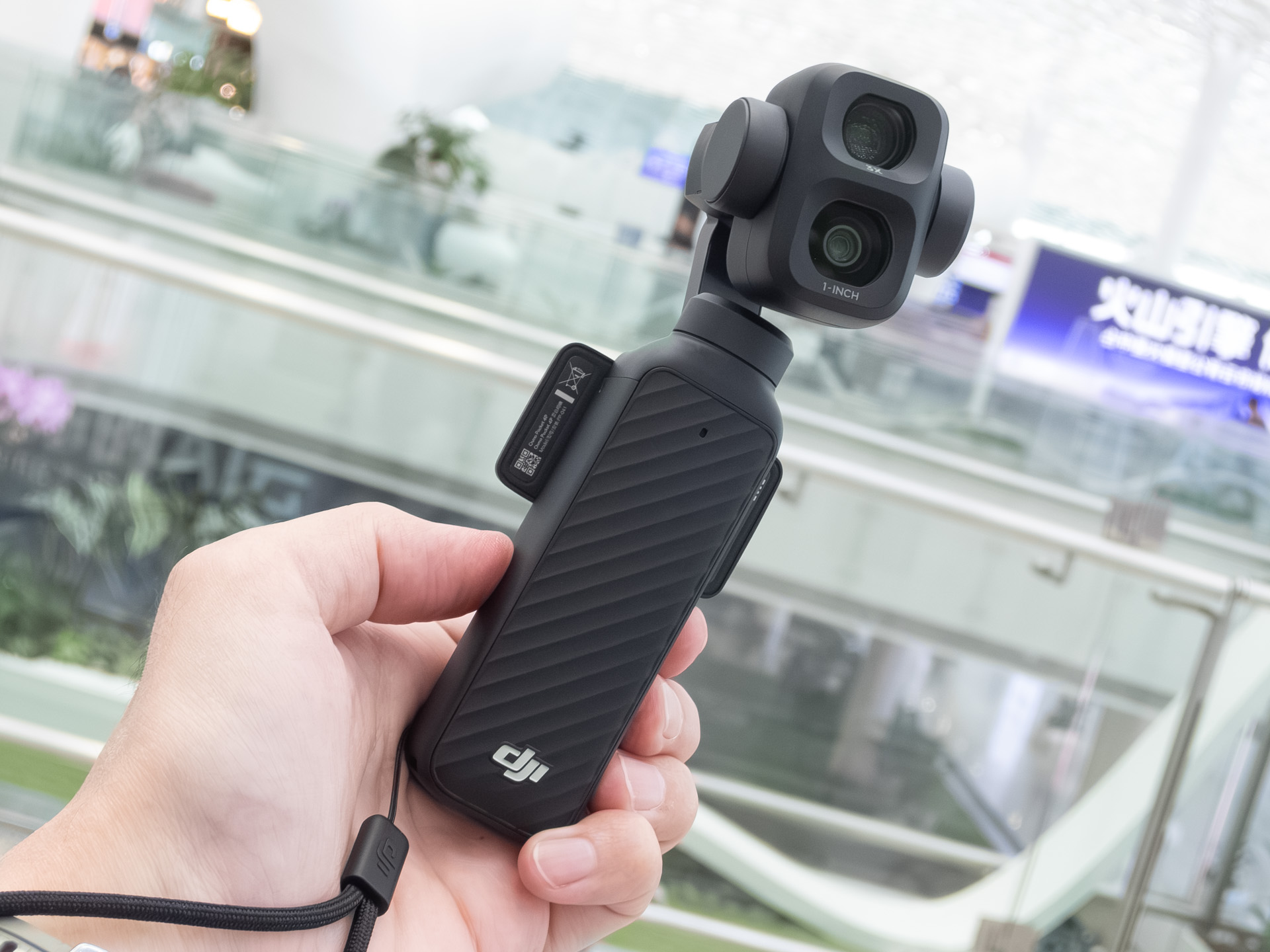 デジカメ動画Watch：正式発表前のDJI「Osmo Pocket 4P」をハンズオン 2眼ジンバルカメラの第1印象は？　広角→望遠がシームレスに変化