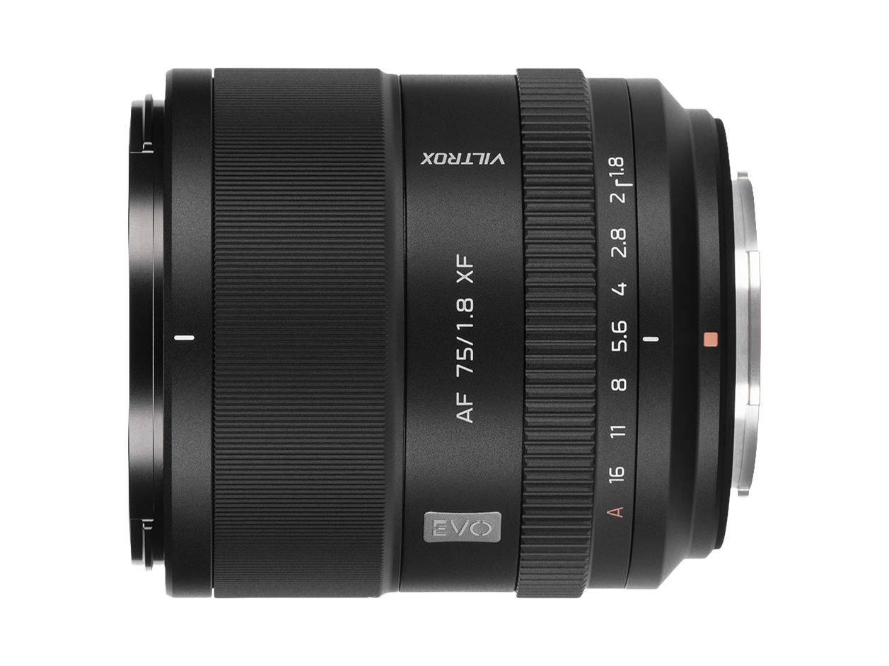 APS-Cミラーレスカメラ向けAF単焦点レンズ「AF 75mm F1.8 EVO」　