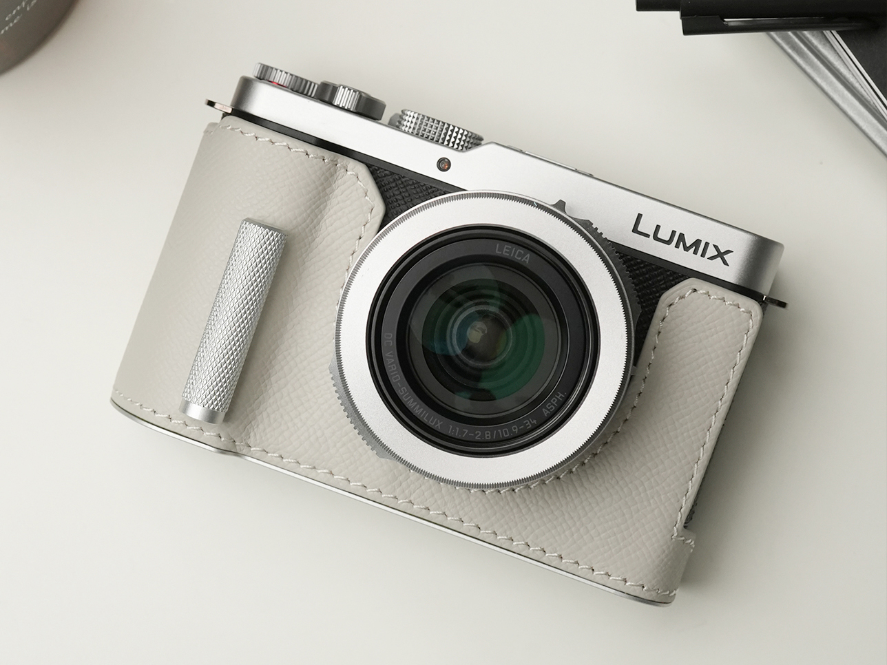 全10色の「LUMIX L10」用レザー製ボディケース　アルミ削り出しのグリップを装備
