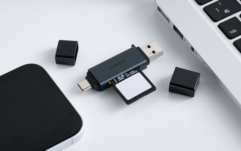 SD/microSDを同時使用できるスティック型メモリーカードリーダー　両スロットの相互コピーにも対応