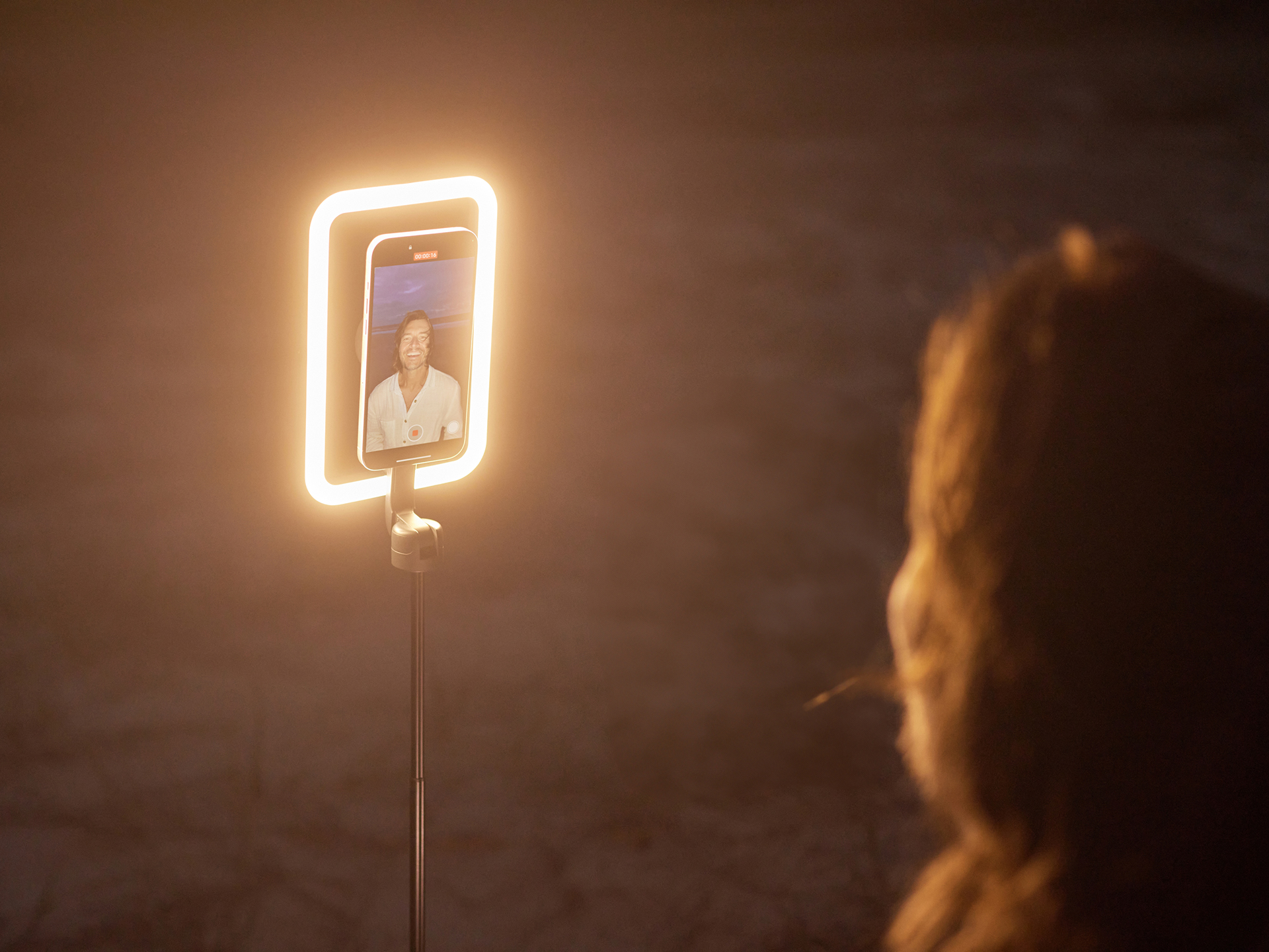 スマホの外周から照らすMagSafe対応LEDライト　5,000mAhバッテリー付きグリップも