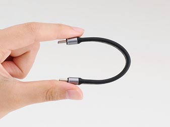 取り回しの良いUSB4対応の短尺13cmフラットケーブル　100W給電や8K出力も