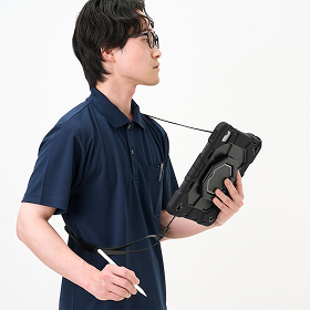 ショルダーベルトを装備した耐衝撃iPadケース　屋外でのテザー撮影に　MIL規格に準拠