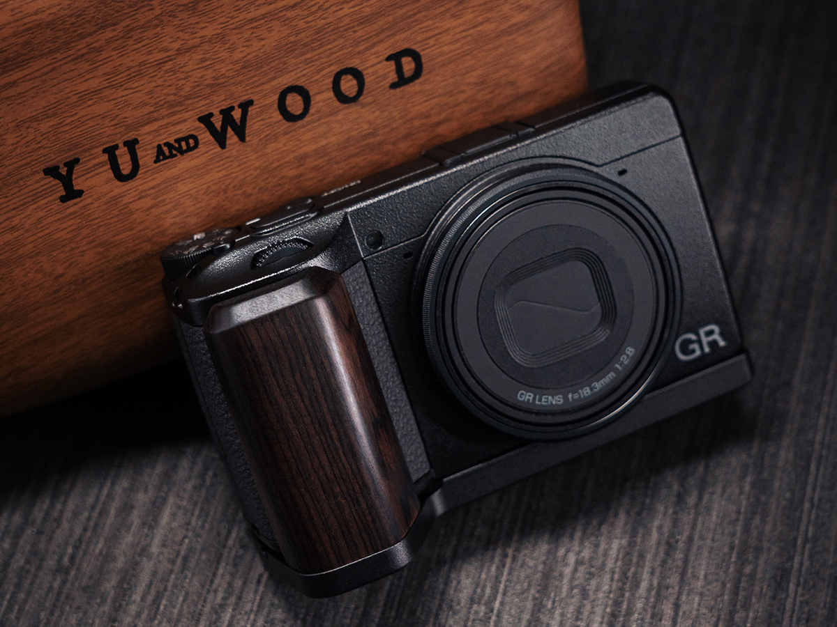 「RICOH GR IV」用の木製グリップ付きベースプレート　アルミ合金製のサムレストも