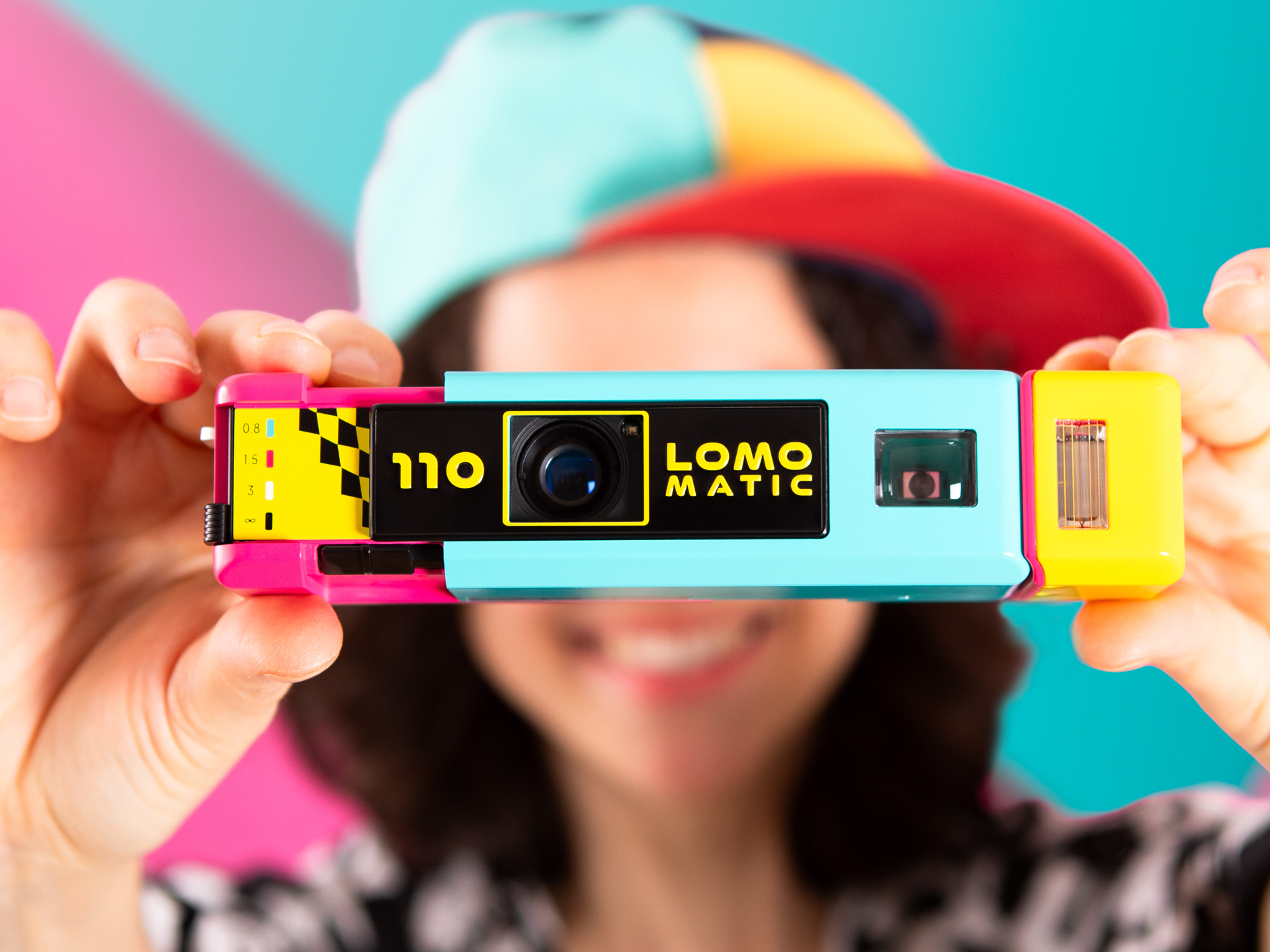 ガラスレンズ搭載のLomography製110フィルムカメラにポップな新色　