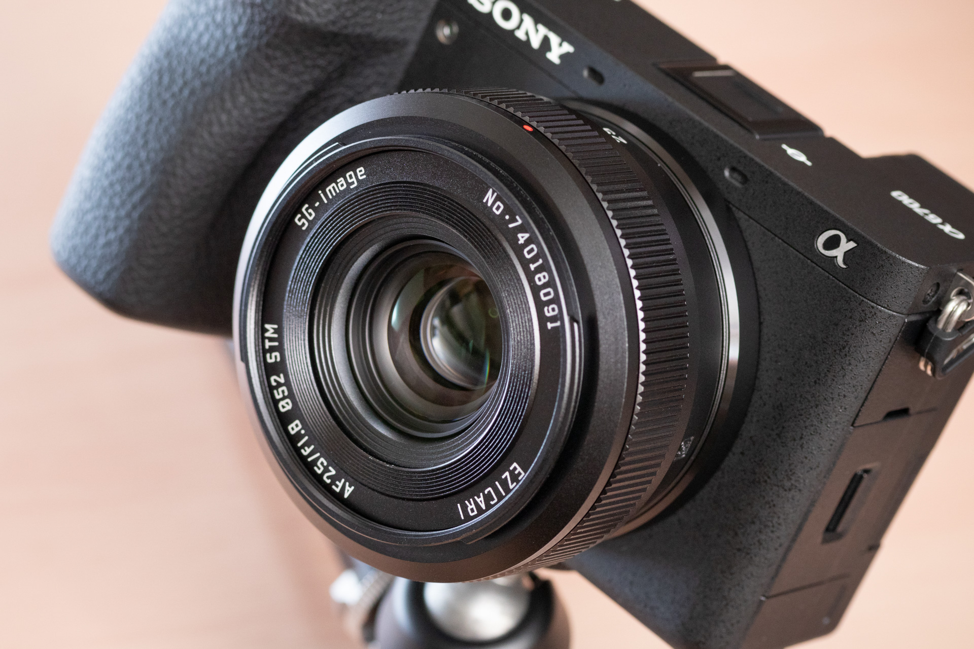 交換レンズレビュー：“非純正”薄型レンズの世界：SG-image AF 25mm F1