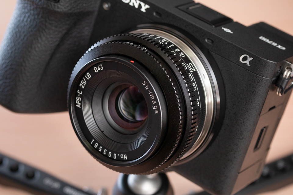 交換レンズレビュー：“非純正”薄型レンズの世界：SG-image 25mm F1.8